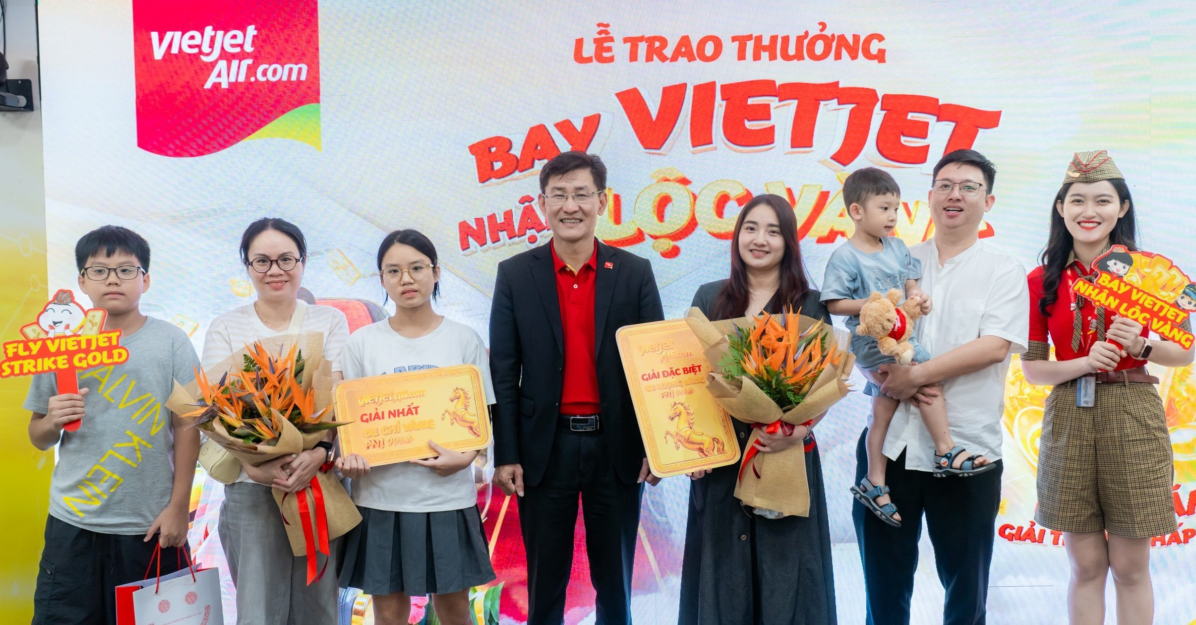 Bay cùng Vietjet, nữ hành khách may mắn nhận quà 1 lượng vàng 999.9