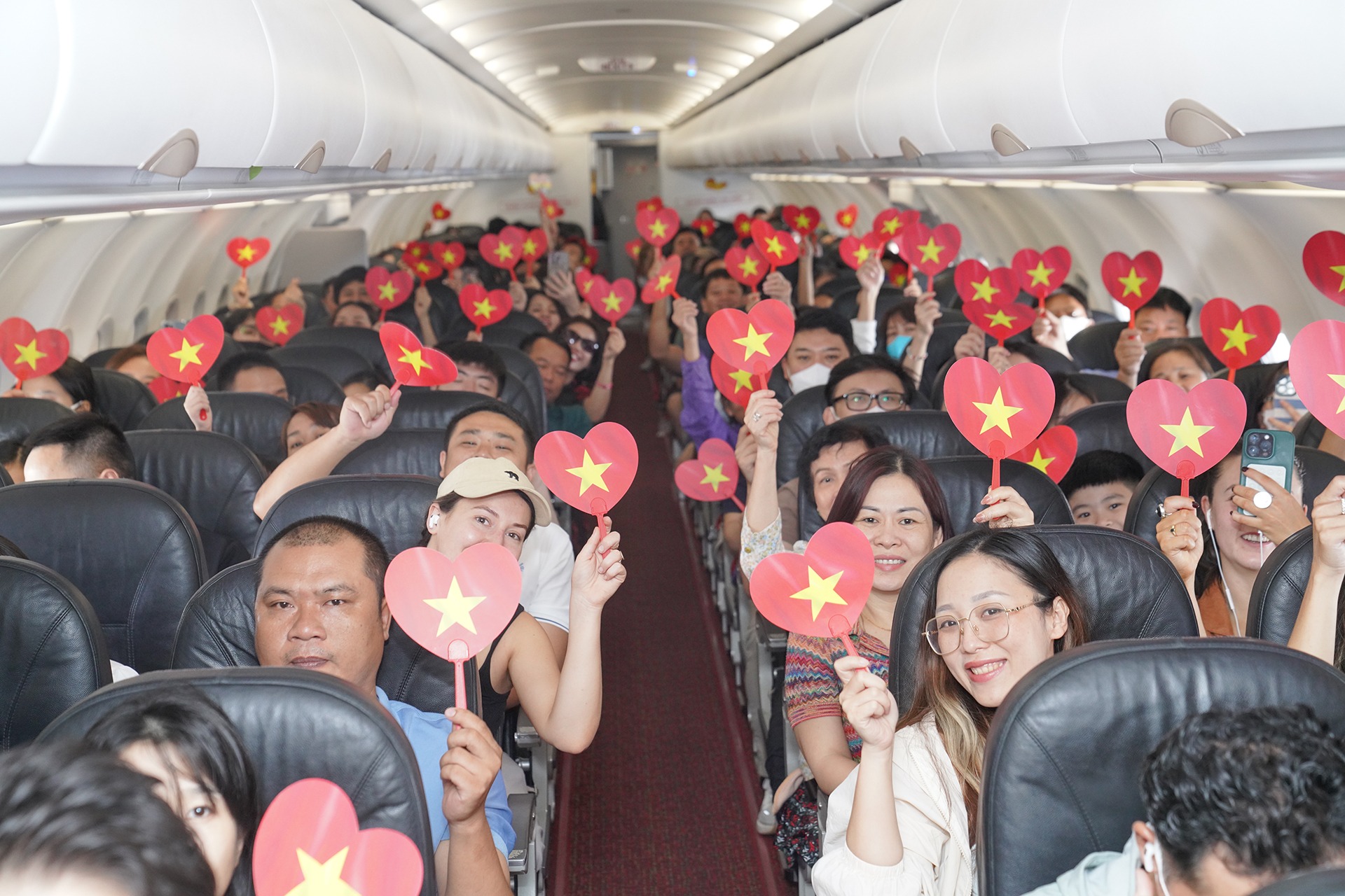 Rực rỡ cờ đỏ sao vàng mừng kỷ niệm Quốc khánh 2.9 trên các chuyến bay Vietjet