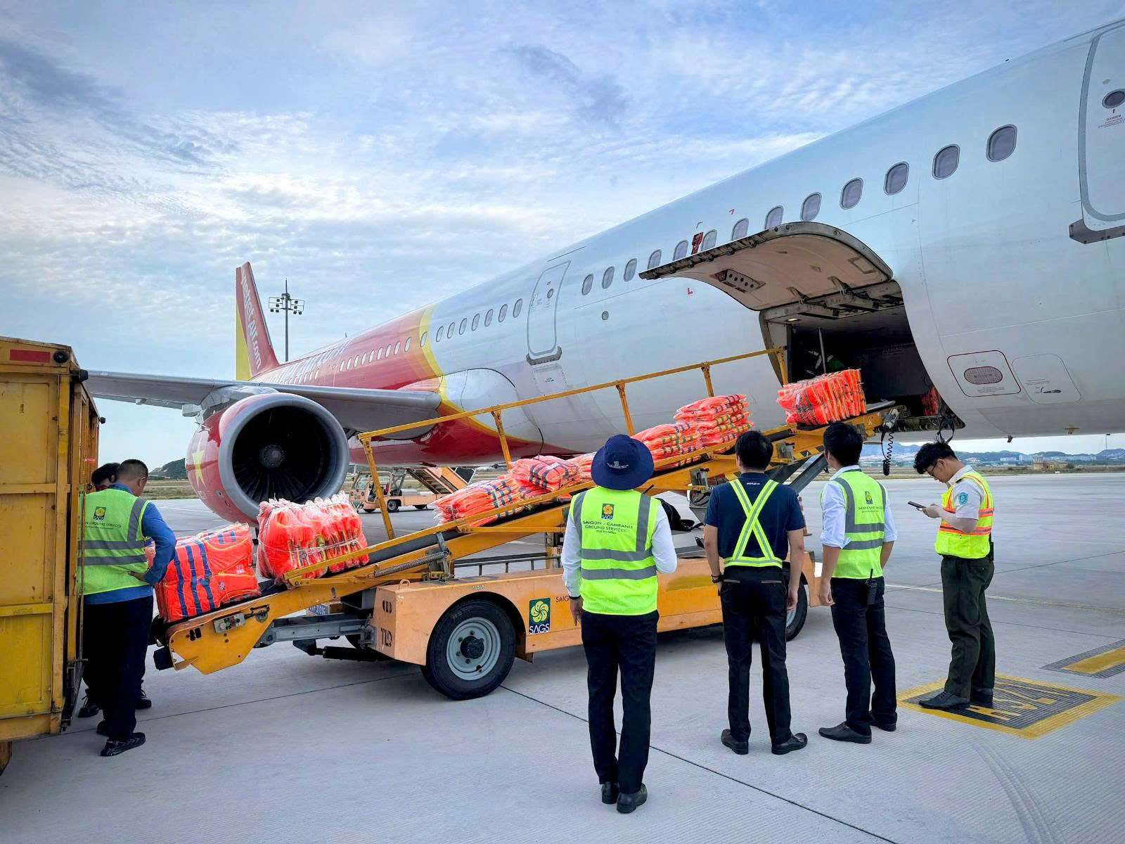 Vietjet đến với đồng bào vùng bão lũ