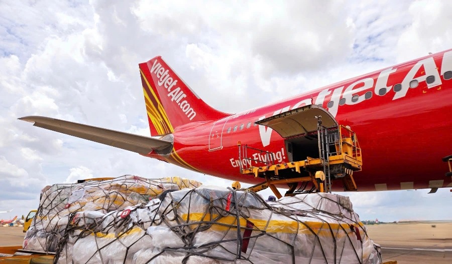 Cá nhân, tổ chức gửi hàng cứu trợ miền Trung có thể gọi hotline của Vietjet