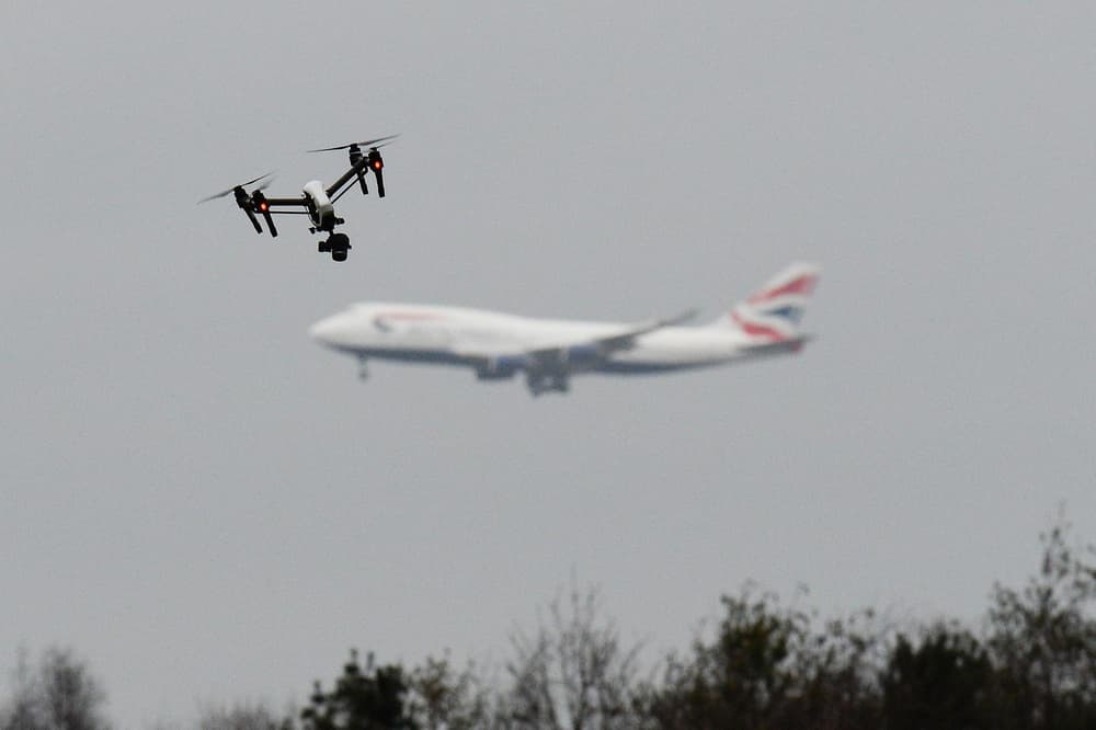 Các nước dựng 'hàng rào' trên không để chặn drone quanh sân bay như thế nào?