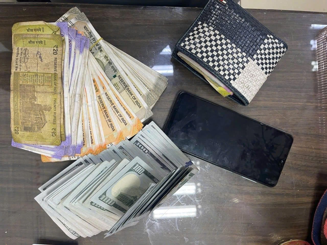 Du khách bỏ quên balo chứa nhiều tiền tại sân bay Đà Nẵng