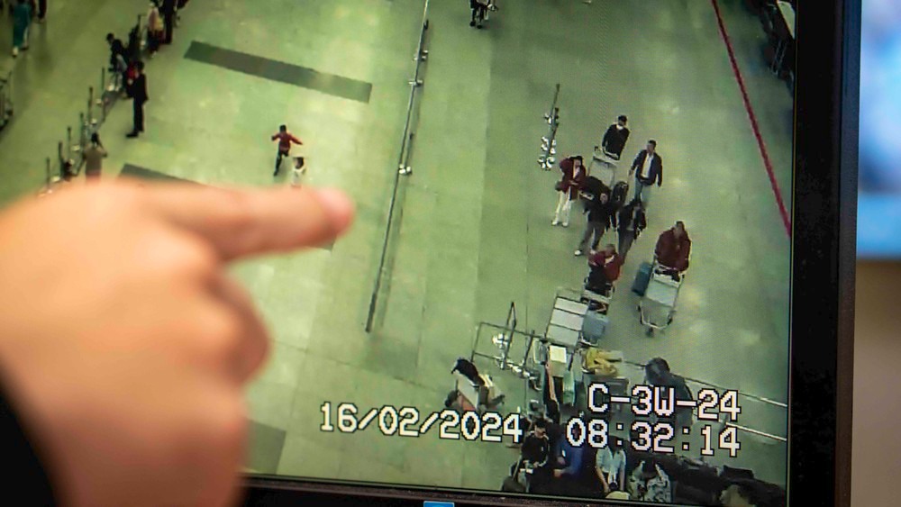 Trích xuất camera tìm vị khách rơi hơn 100 triệu ở sân bay Nội Bài