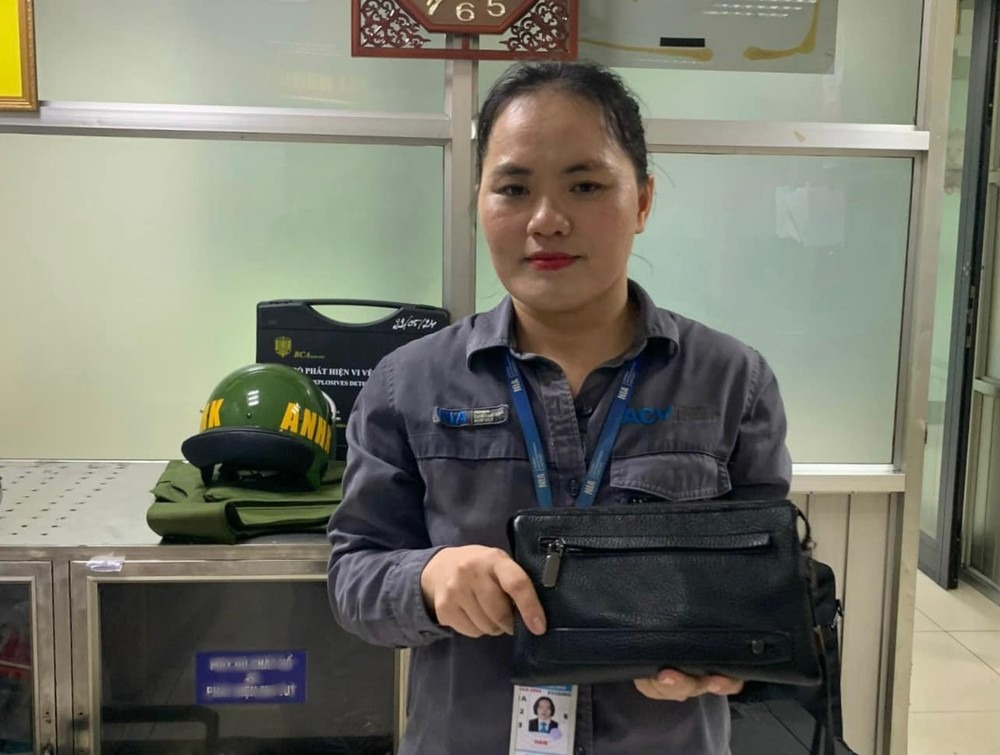 Nữ nhân viên nhặt được của rơi nhiều nhất ở sân bay Nội Bài