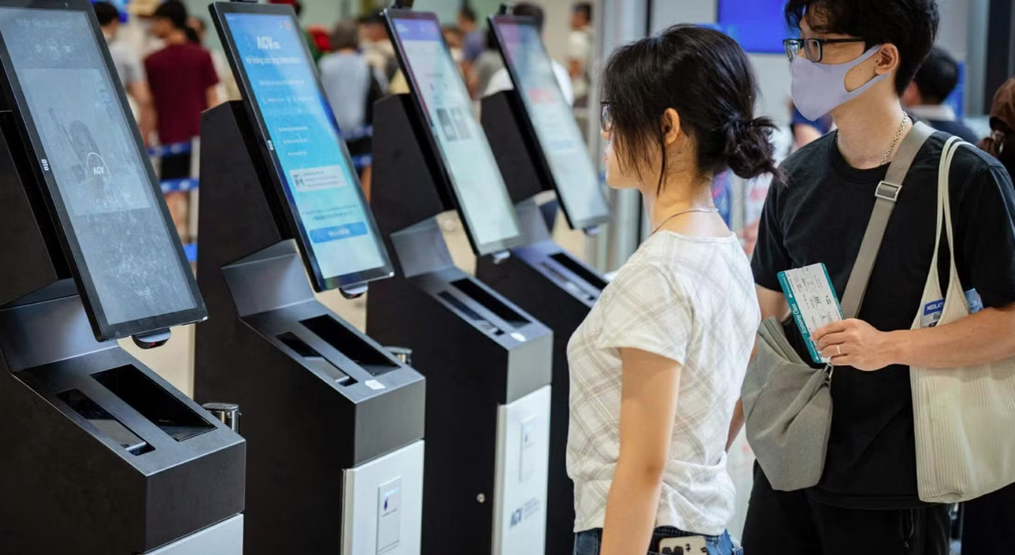 Khách đi máy bay xác thực sinh trắc học 10 giây tại Nội Bài
