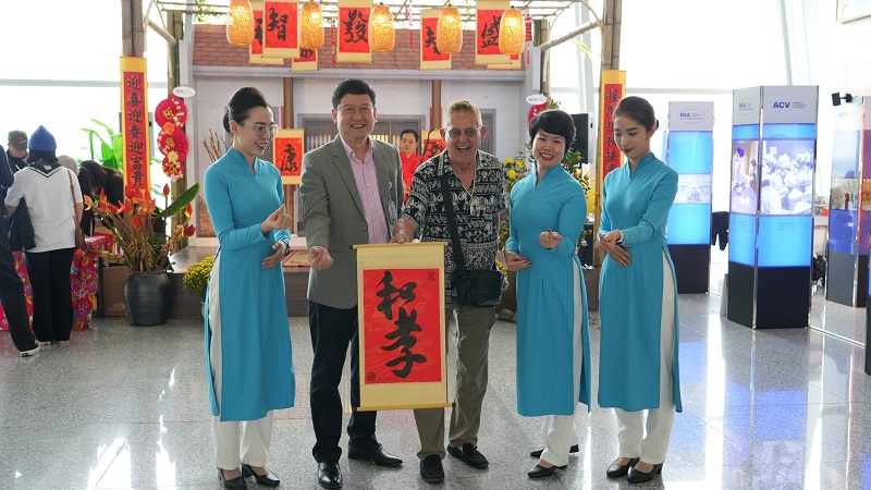 Hành khách hào hứng khi được tặng chữ thư pháp tại sân bay Nội Bài