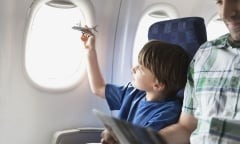 Trẻ em nên ngồi ở đâu khi đi máy bay?